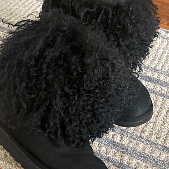 Women’s UGG Classic Short Mongolian Cuff - Picture 6 of 8